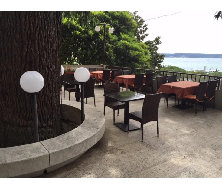 Terasa restavracije Staro Sidro z razgledom na Portoroški zaliv